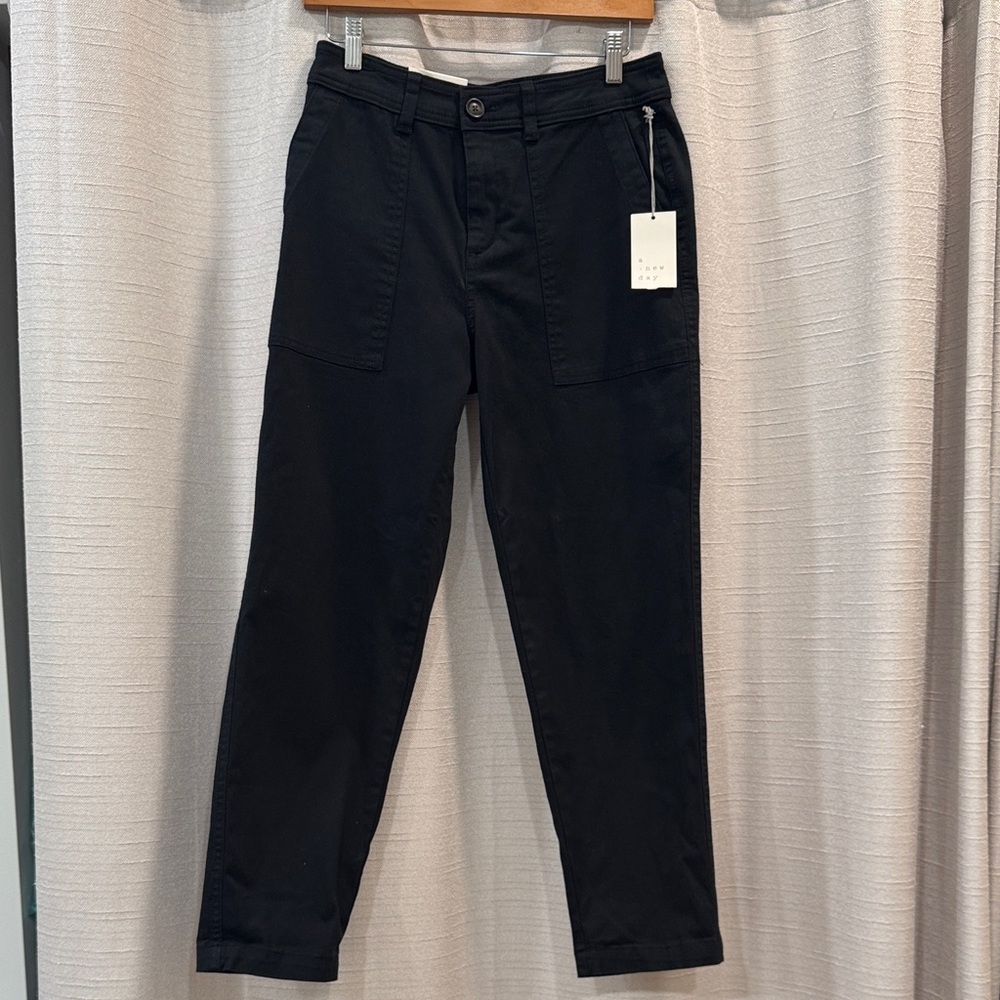 NWT a new day Women’s Slim Hip and Thigh High Rise Cargo Pants size 4